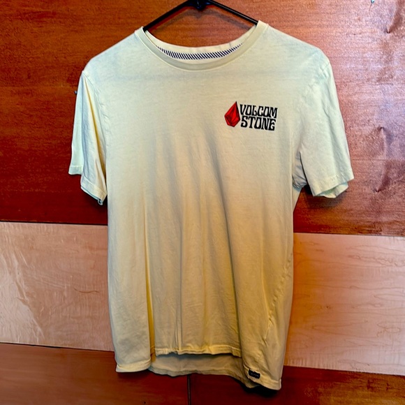 Volcom stone T shirt men’s size small pale yellow. Worn in like your boyfriends - Picture 1 of 4